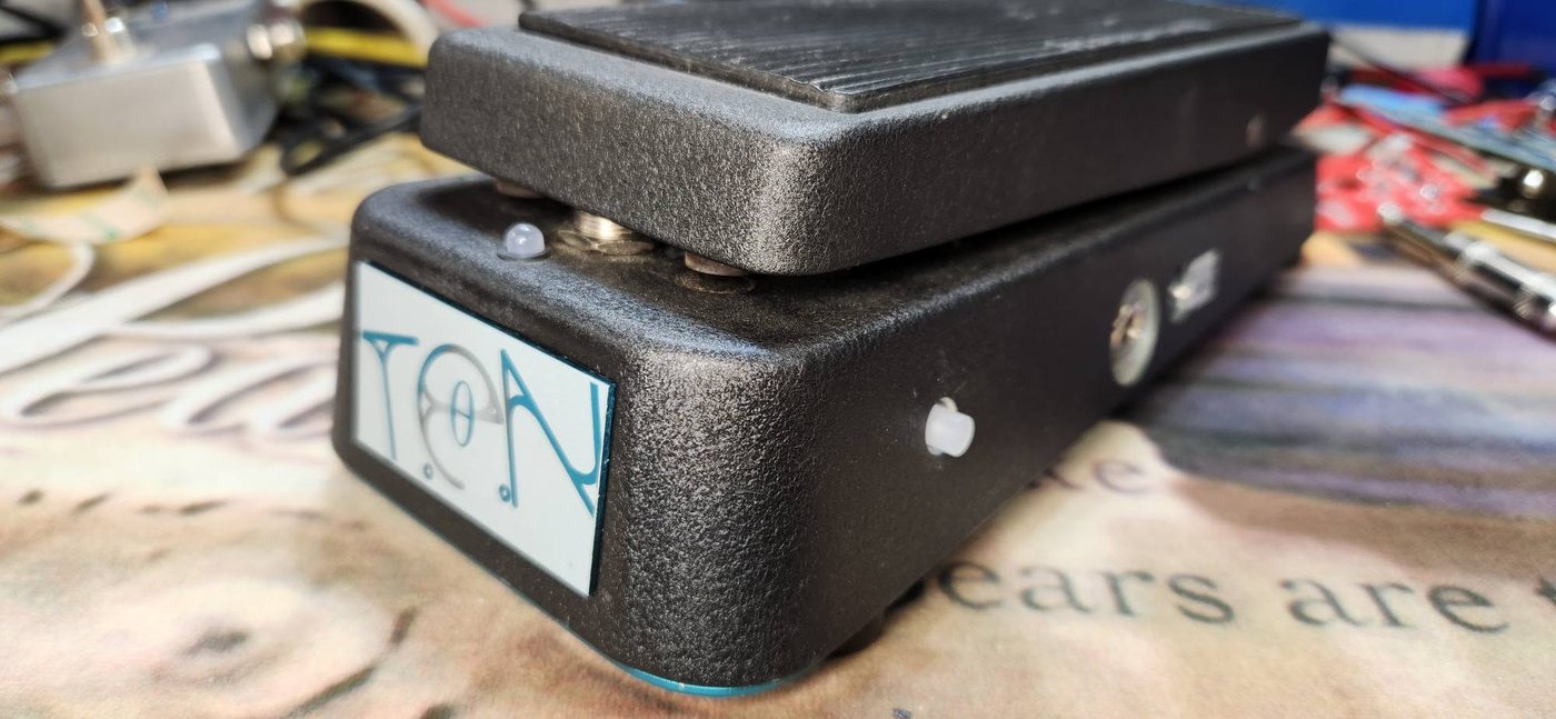 Toe end of the Bridge of Vibes with the TEN Effects logo plate and status LED